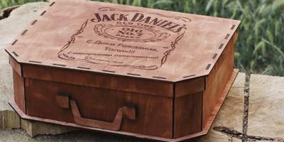 Коробка подарочный чемодан на 8 марта