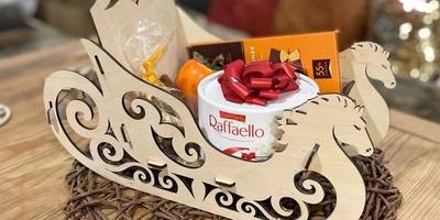 Новогодние сани с форме лошадей