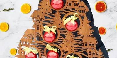 Новогодняя елочка с домиками и шарами