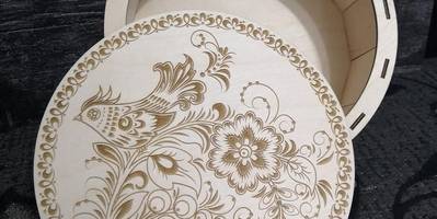 Шкатулка круглая с гравировкой птички на крышке