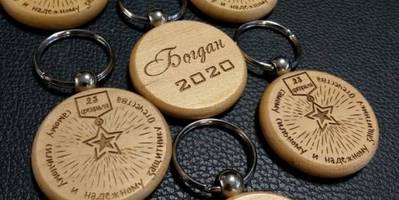 Брелки из дерева на 23 февраля