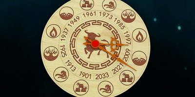 Часы с гравировкой быка и силуэтов