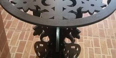 Стол с орнаментом темный