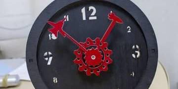 Часы настольные бомба