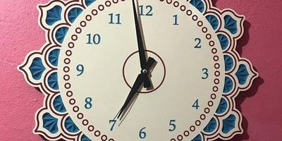 Часы ажурные цветные