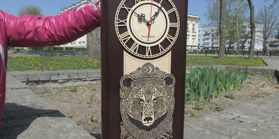 Часы орнамент медведя