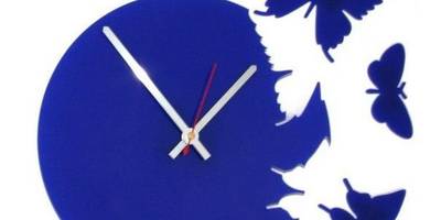 Часы с тремя бабочками