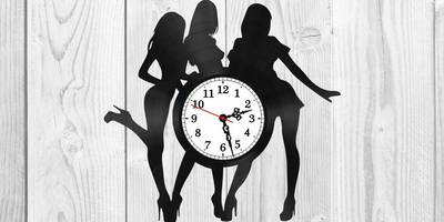 Часы силуэт трех девушек