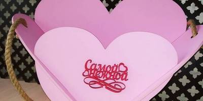 8 марта корзинка двойное сердце розовое