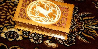 Шкатулка с силуэтом бегущего оленя