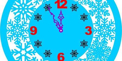 Часы новогодние с узорами снежинок