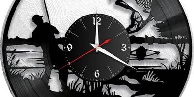 Часы рыбак тянет рыбу