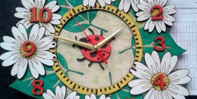 8 марта часы ромашка