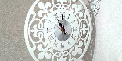 Часы консольные белые