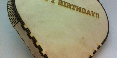 Коробка в форме сердца с гравировкой