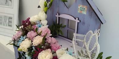 Ящик для цветов на 8 марта в виде домика