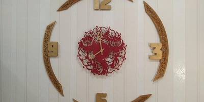 Часы ажурные с элементами вокруг