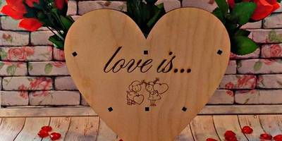 Сердце на подставке для колб с цветами