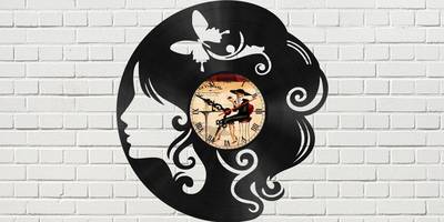 Часы бабочки в волосах девушки