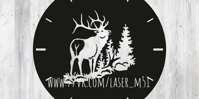 Часы силуэт оленя среди елей