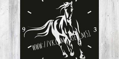 Часы бегущая лошадь на квадратном циферблате