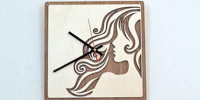 Часы силуэт развивающихся волос у девушки