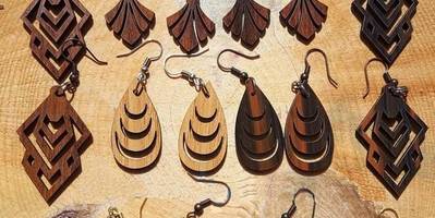 Серьги и кулоны в подарок на 8 марта