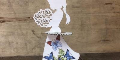 Салфетница цветная девочка с букетом