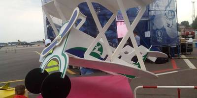 Самолет биплан большой