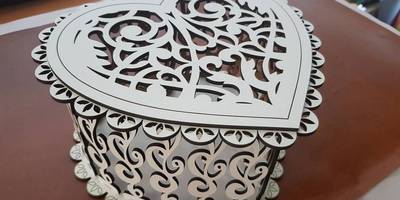 8 марта коробка высокая в форме сердца