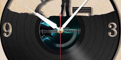 Часы романтические пара под деревом