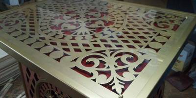 Стол узорный со стеклом