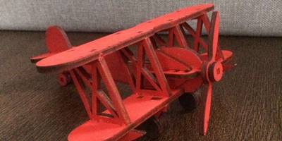 Самолет биплан красный