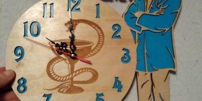 Часы доктору с силуэтом и гравировкой