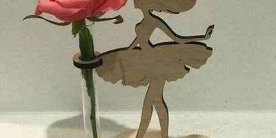 8 марта девушка с колбой под цветок