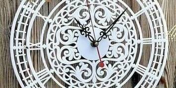 Часы узором белые