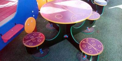 Детский круглый стол с 4-мя стульями
