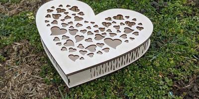 8 марта коробка сердце с сердечками на крышке