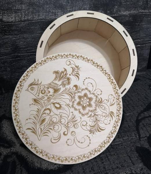 Шкатулка круглая с гравировкой птички на крышке