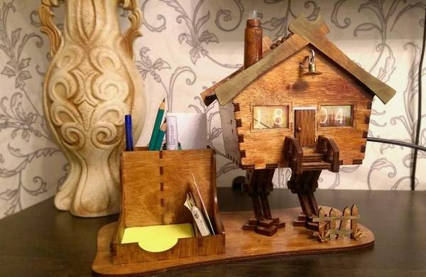 Часы настольные избушка на курьих ножках с органайзером