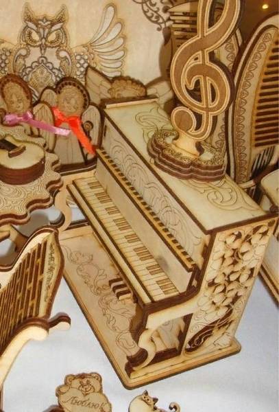 Шкатулка пианино с гравировкой