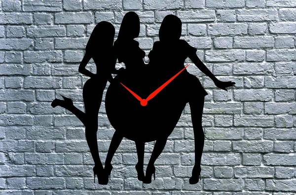 Часы три девушки