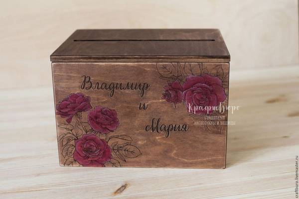Шкатулка box with roses