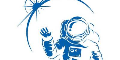 Силуэт космонавта и восход солнца