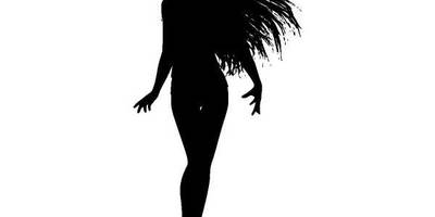 Девушки стоит с распущенными волосами